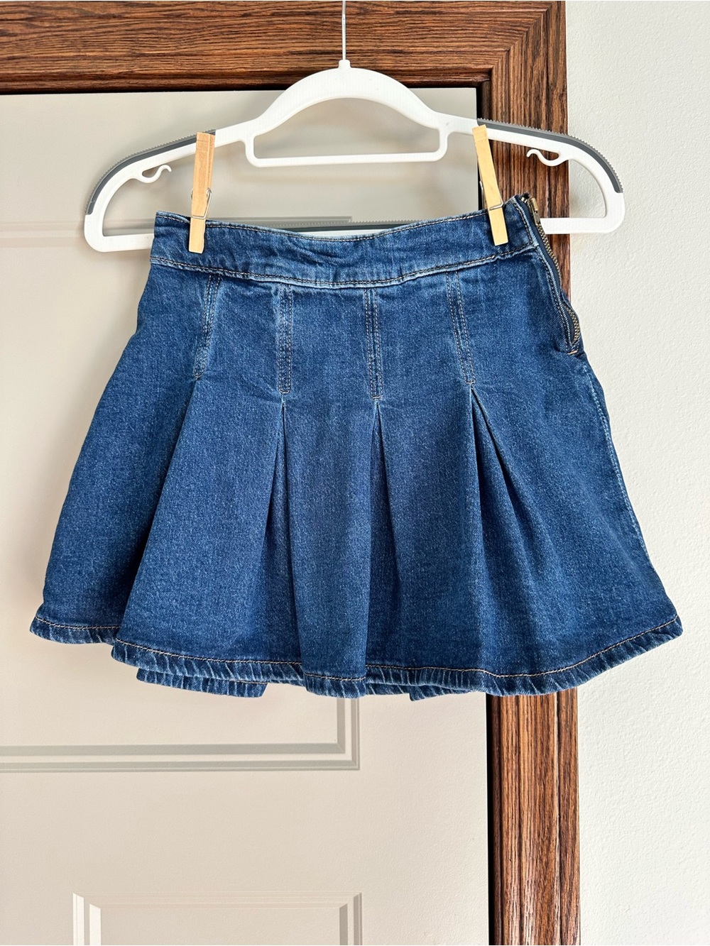 Gap Kids Blue Denim Pleated Mini Skirt Size Large 10 Fall 2022 Dark Wash